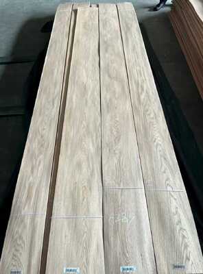Flexible Oak Veneer Sheets with 0.2-0.6mm Thickness and Crown Cut Grain for Furniture and Wall Paneling